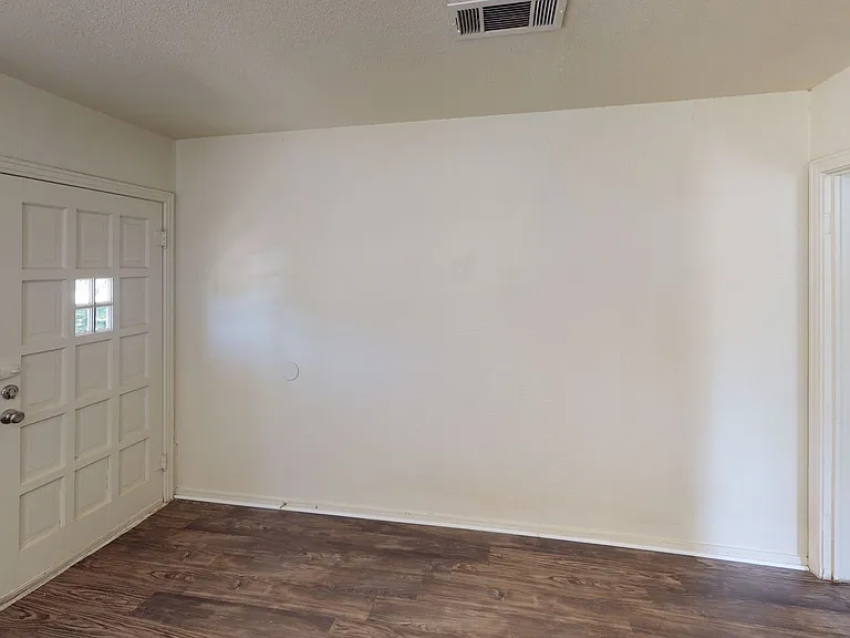 2119 Bernard St — Photo 2