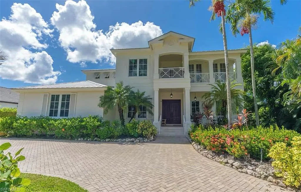 6 bed, 4.5 bath, 4776 sqft, $40,000 — Photo 2