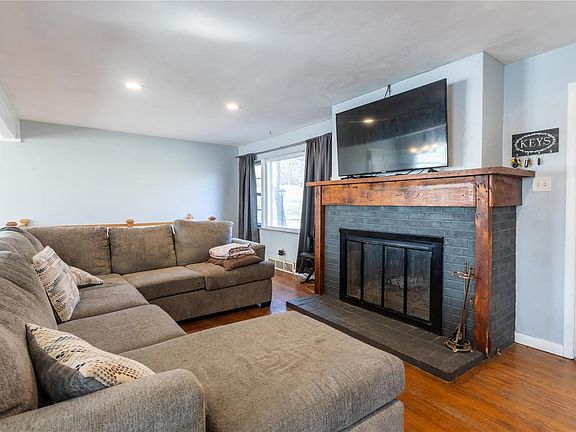 3rd image of 4538 Du Bourg Ln