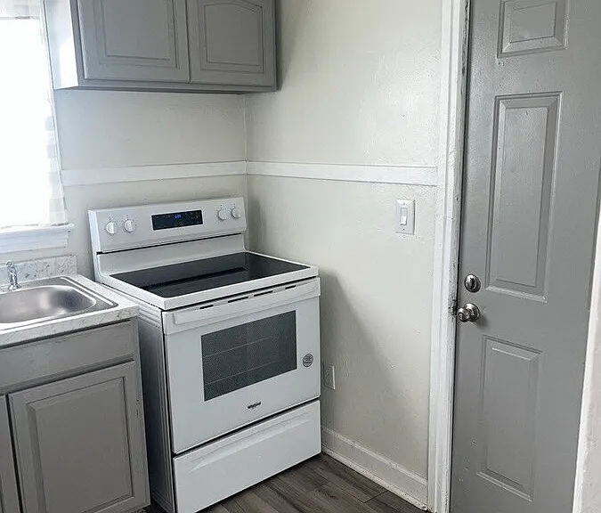 925 Kellogg Ave NW — Photo 2