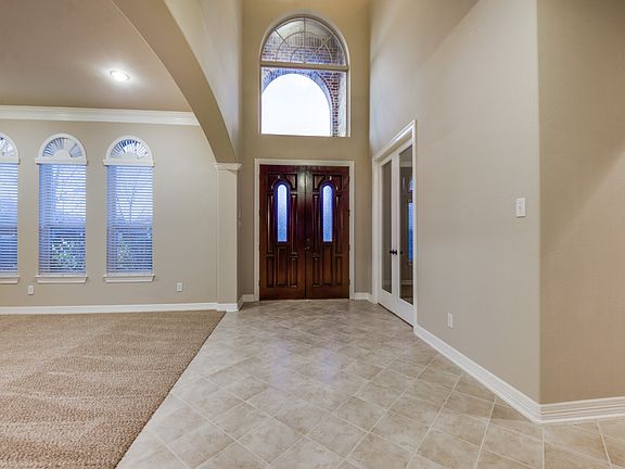 2nd image of 710 Oakglen Cir