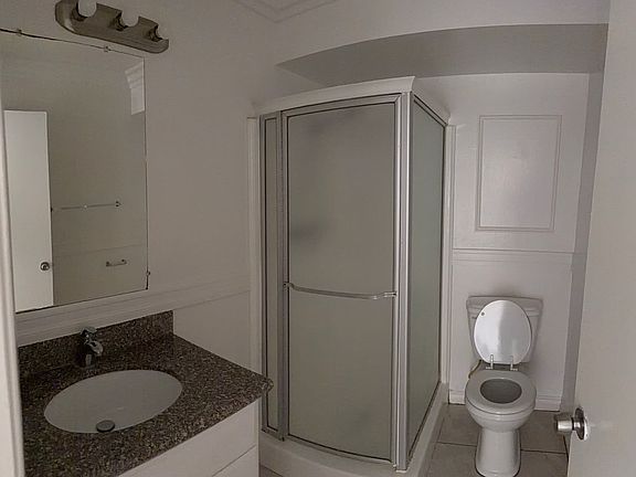 5th image of 703 E Chestnut St
