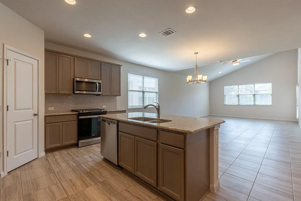 5 bed, 4.0 bath, 3163 sqft, $2,780 — Photo 3