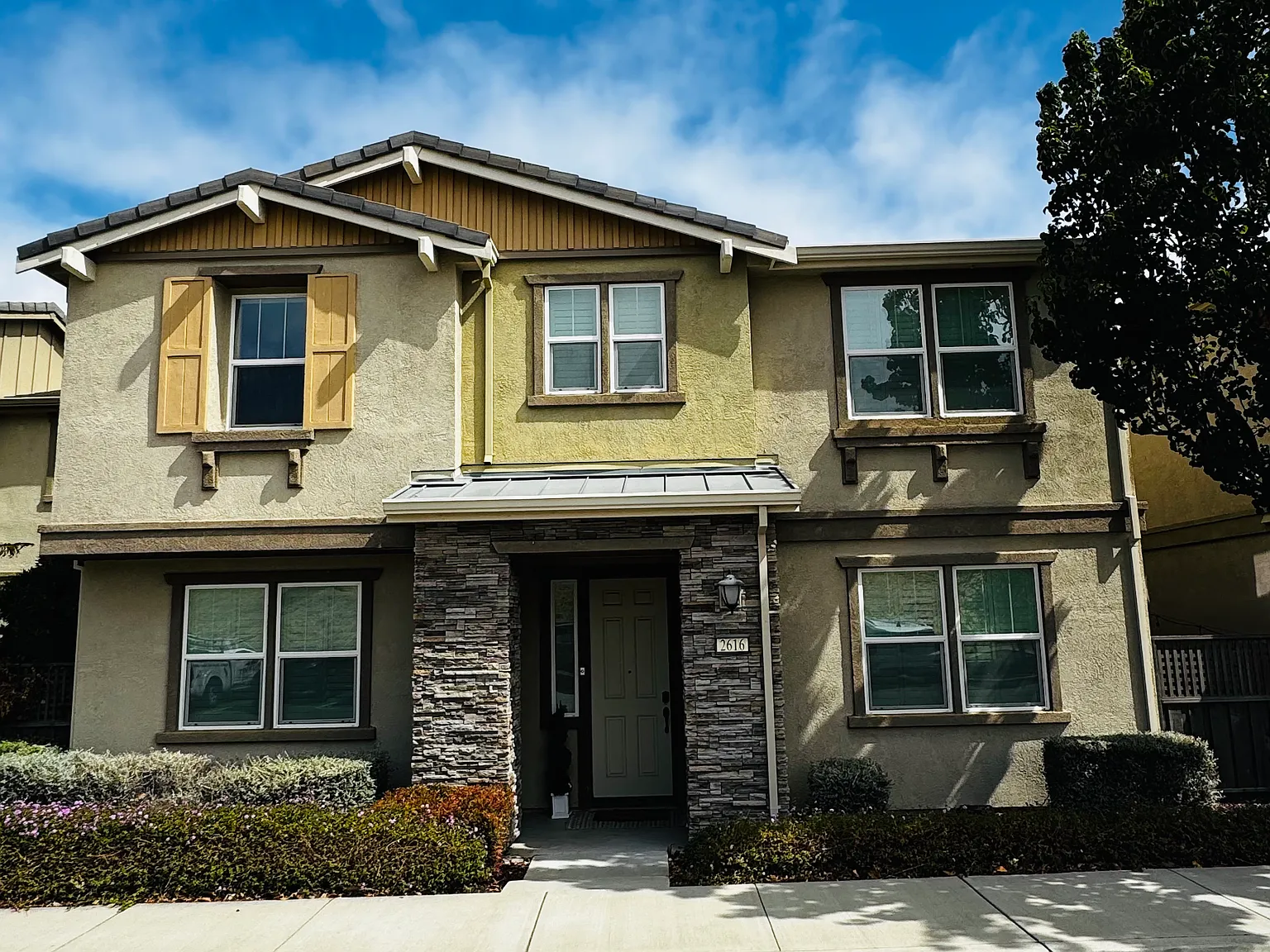 4 bed, 2114 sqft, $4,990 — Photo 1