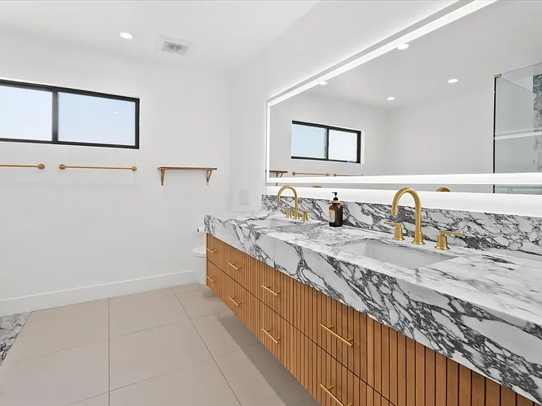 5748 Vesper Ave #1 — Photo 15