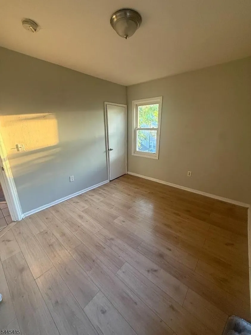 4 bed, 1.0 bath, 1200 sqft, $1,995 — Photo 2