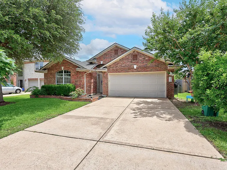 15609 Royal Dublin Dr — Photo 2