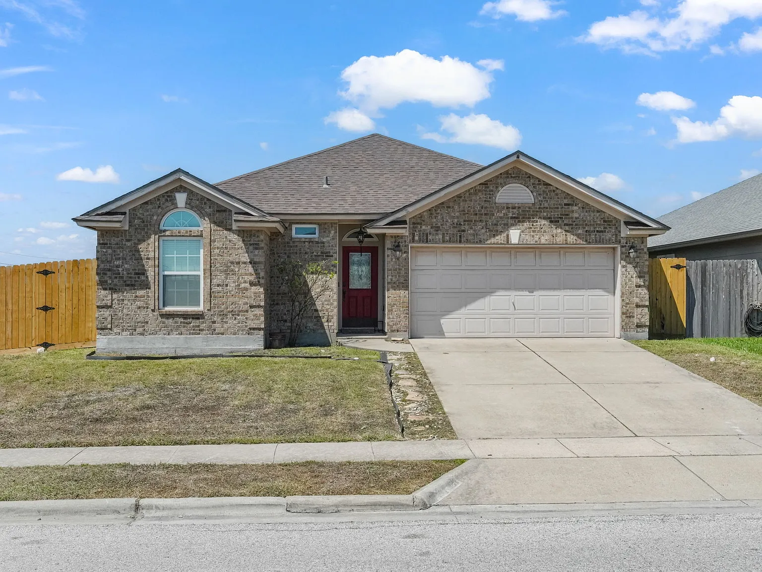 3 bed, 1380 sqft, $2,100 — Photo 1