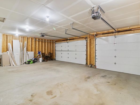 3018 28th Ave W, Williston, ND 58801