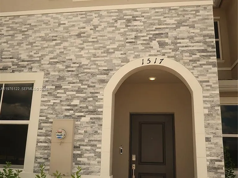 1517 SE 27th Rd — Photo 2
