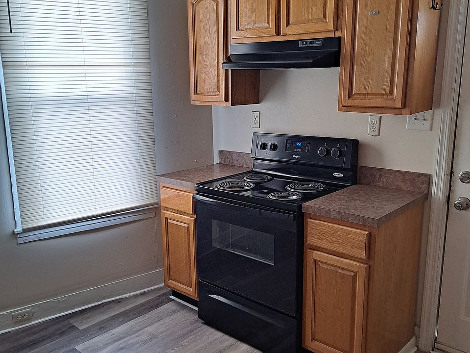 Kitchen
12'10 x 11'