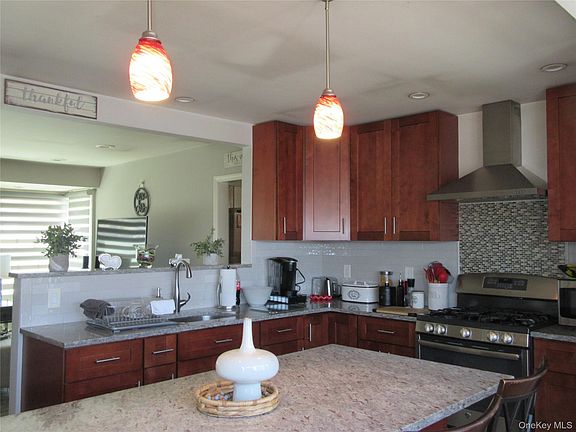 5th image of 28 Laurel Trail