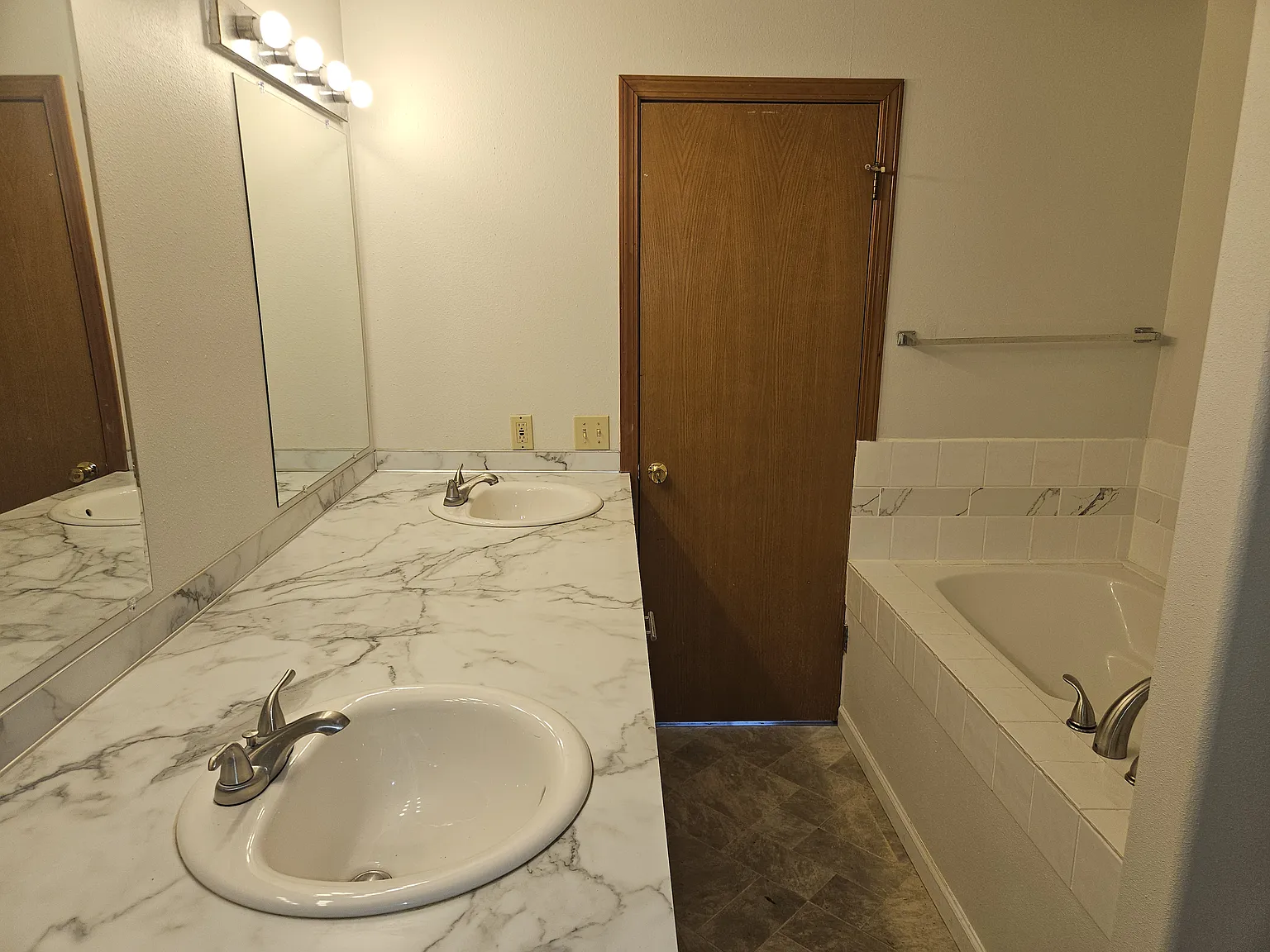 18417 Woodbine Dr — Photo 4