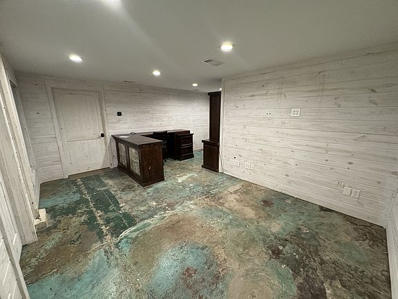 5th image of 110 S Houston Ave
