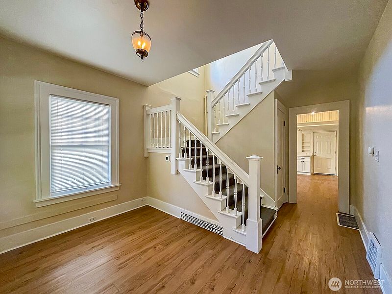 3rd image of 5262 15th Avenue NE