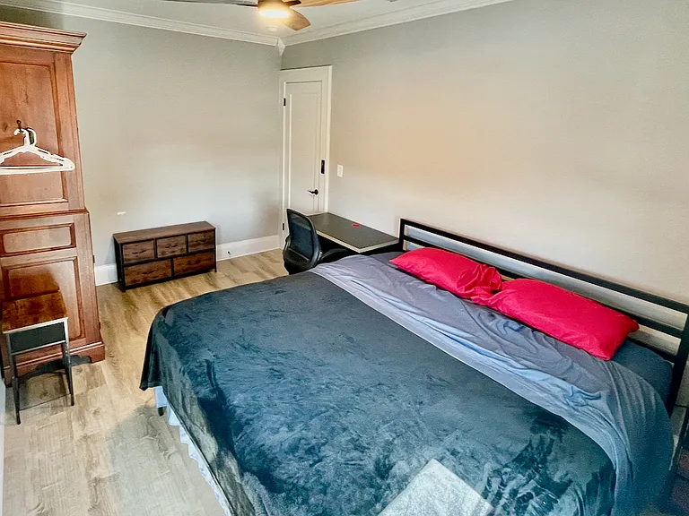 803 E James St — Photo 32