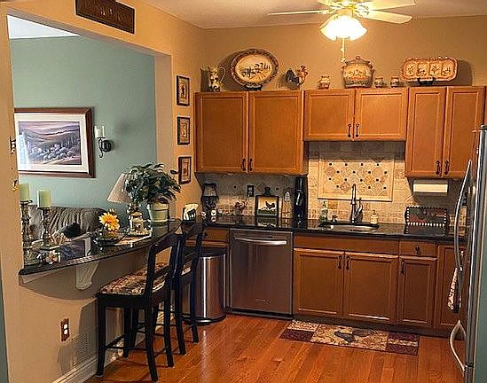 Kitchen breakfast bar