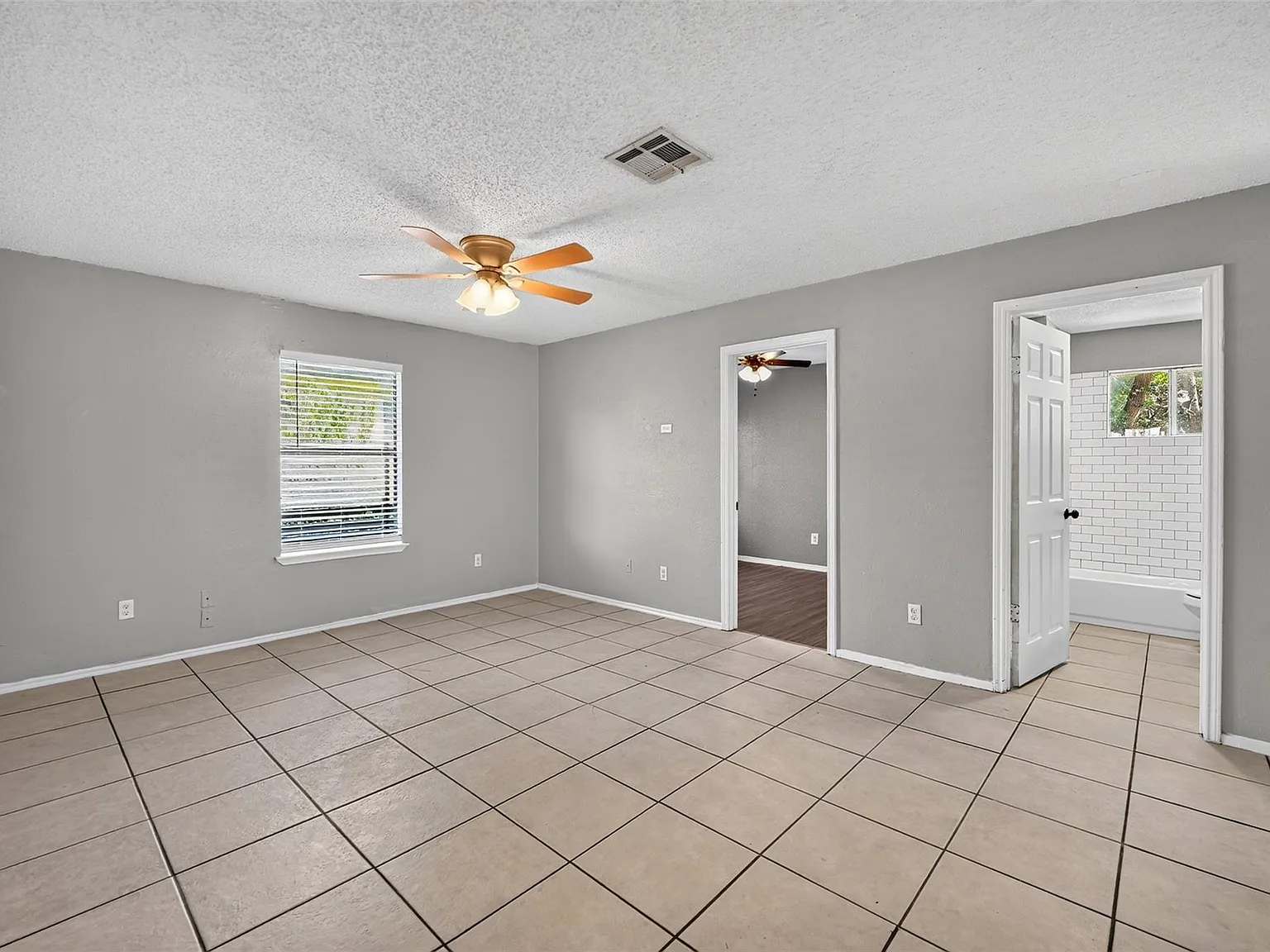 4 bed, 1.0 bath, 1000 sqft, $1,700 — Photo 2