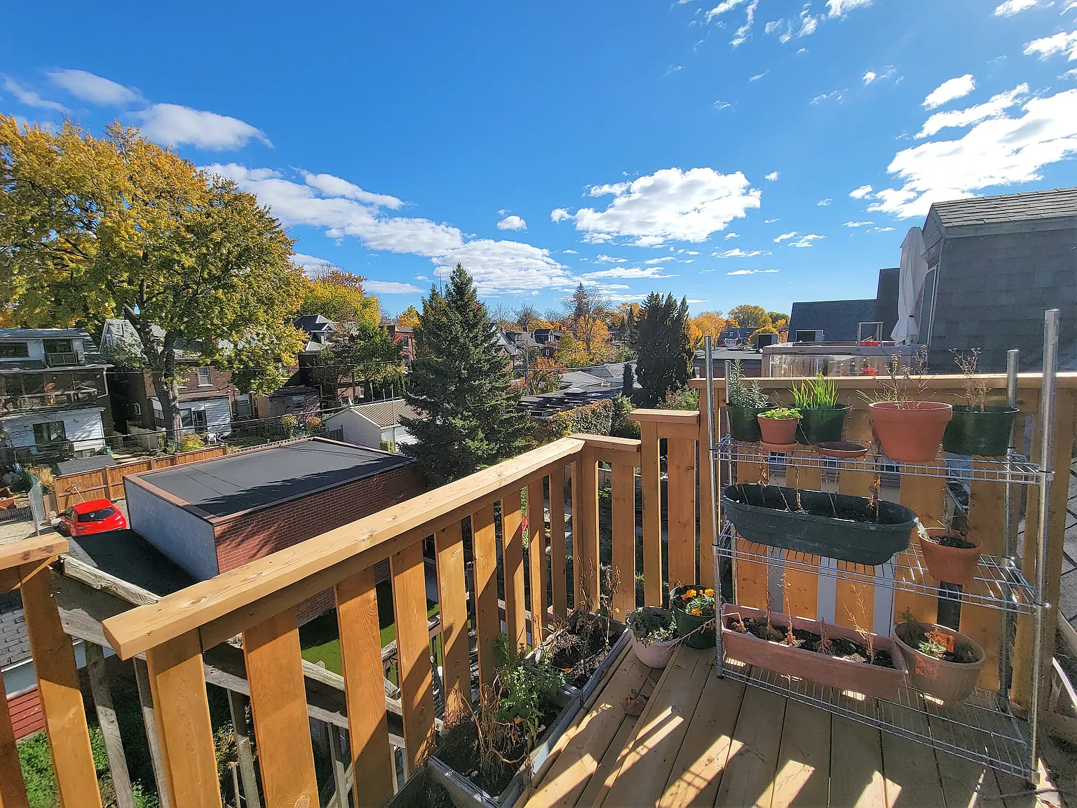 583 Dovercourt Triplex — Photo 2