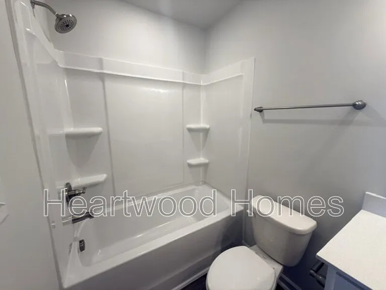 121 Bartlett Dr — Photo 32