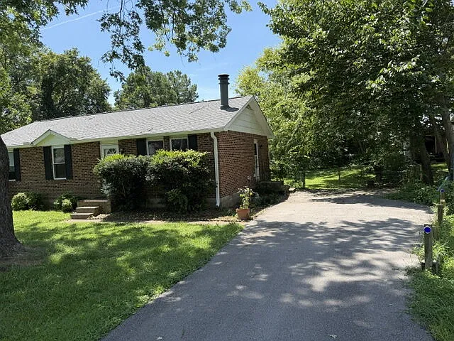 702 Rodeo Rd — Photo 2