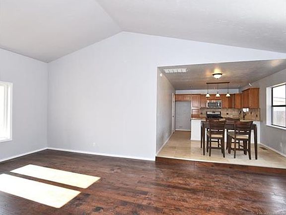 4th image of 2312 W Fort Worth St