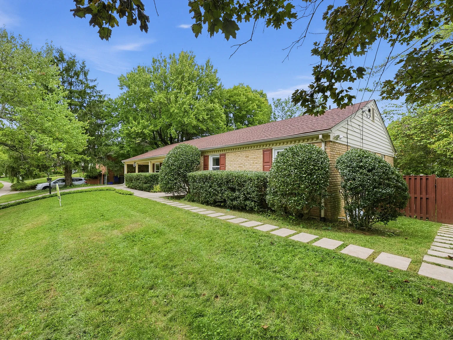 4 bed, 2.5 bath, 2576 sqft, $3,850 — Photo 3