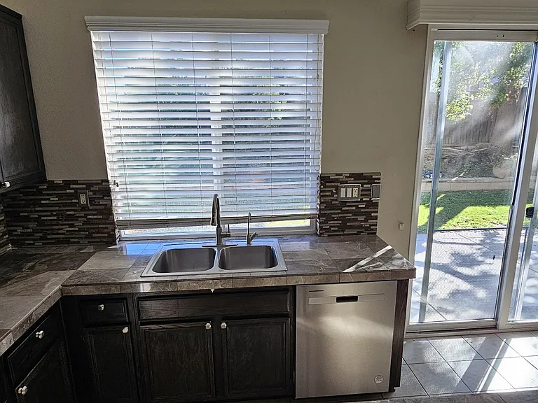 45204 Almora St — Photo 17