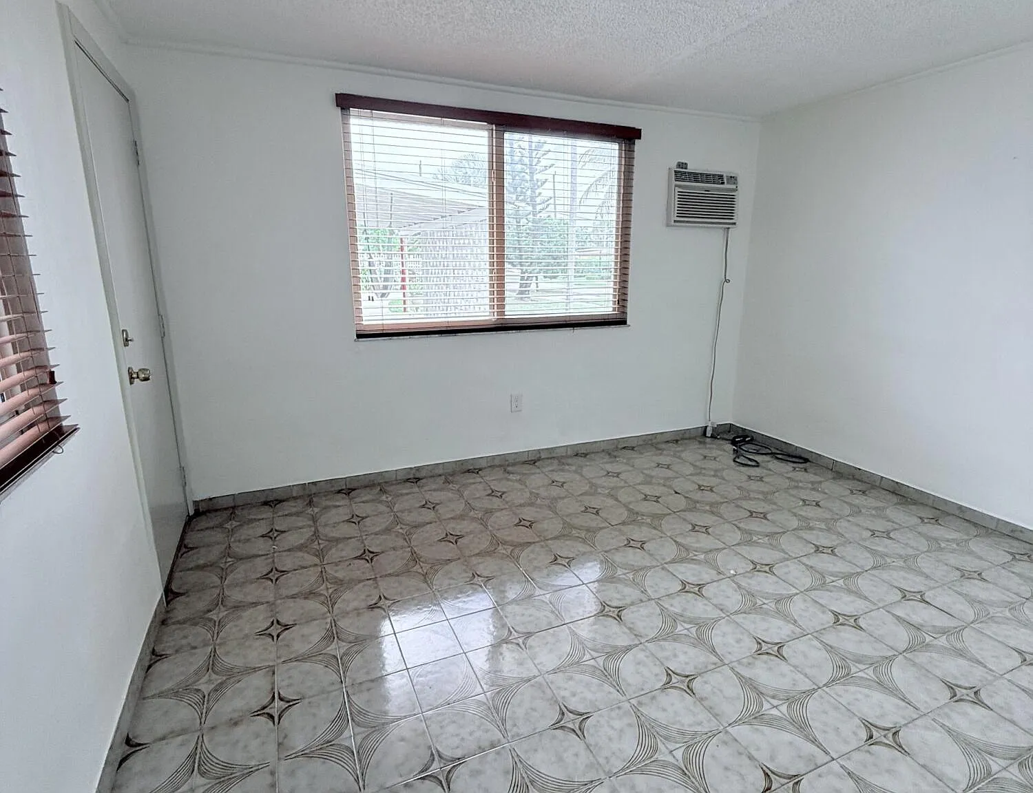 4 bed, 2.0 bath, 1585 sqft, $4,100 — Photo 4
