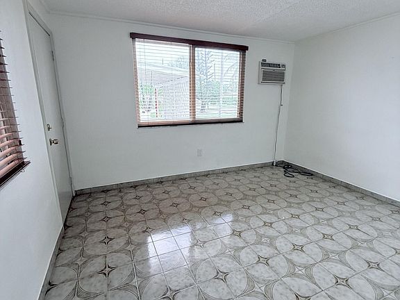 4th image of 957 W 67th St