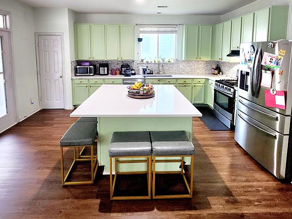 Upgraded Kitchen with Quartz countertops