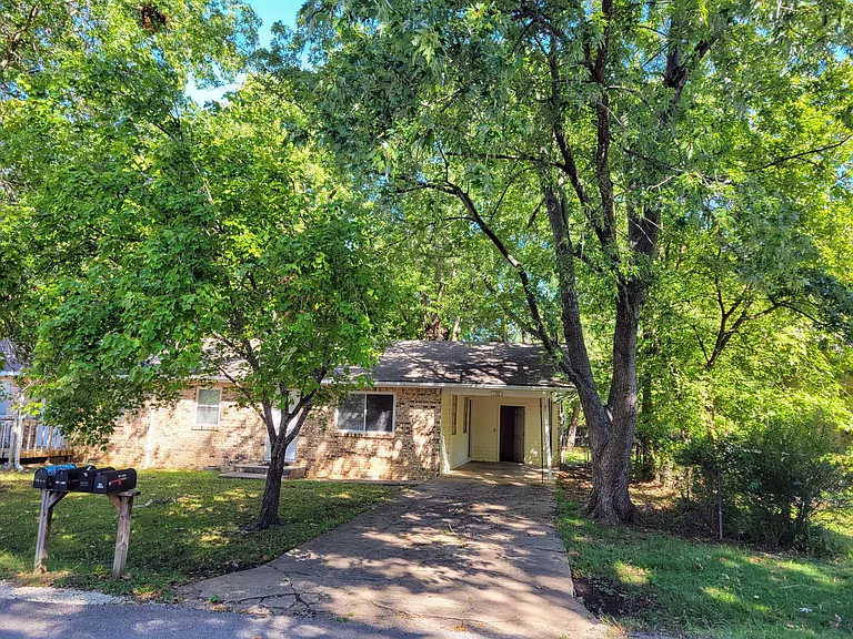 Front of 136 Glen facing N