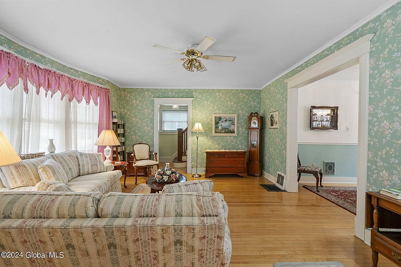 4th image of 15 Washington Road