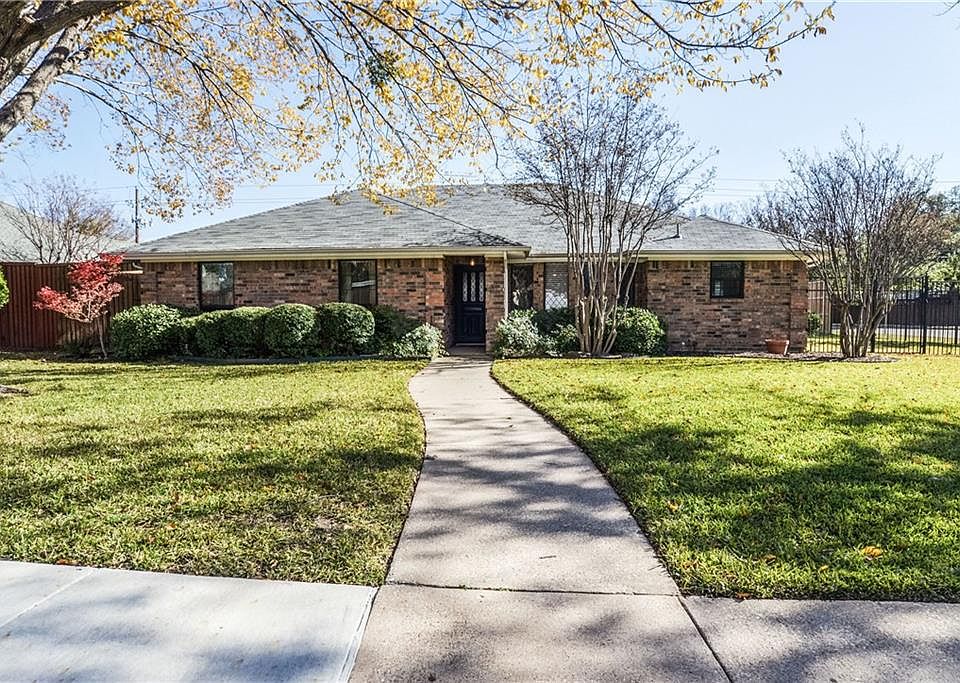 1st image of 300 Meadowglen Cir