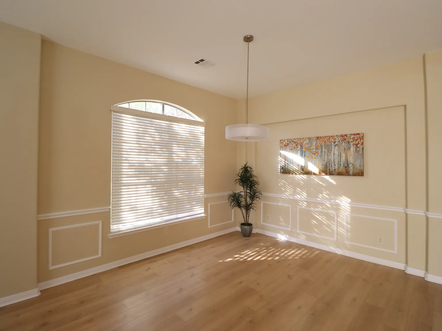 3 bed, 2312 sqft, $2,390 — Photo 3