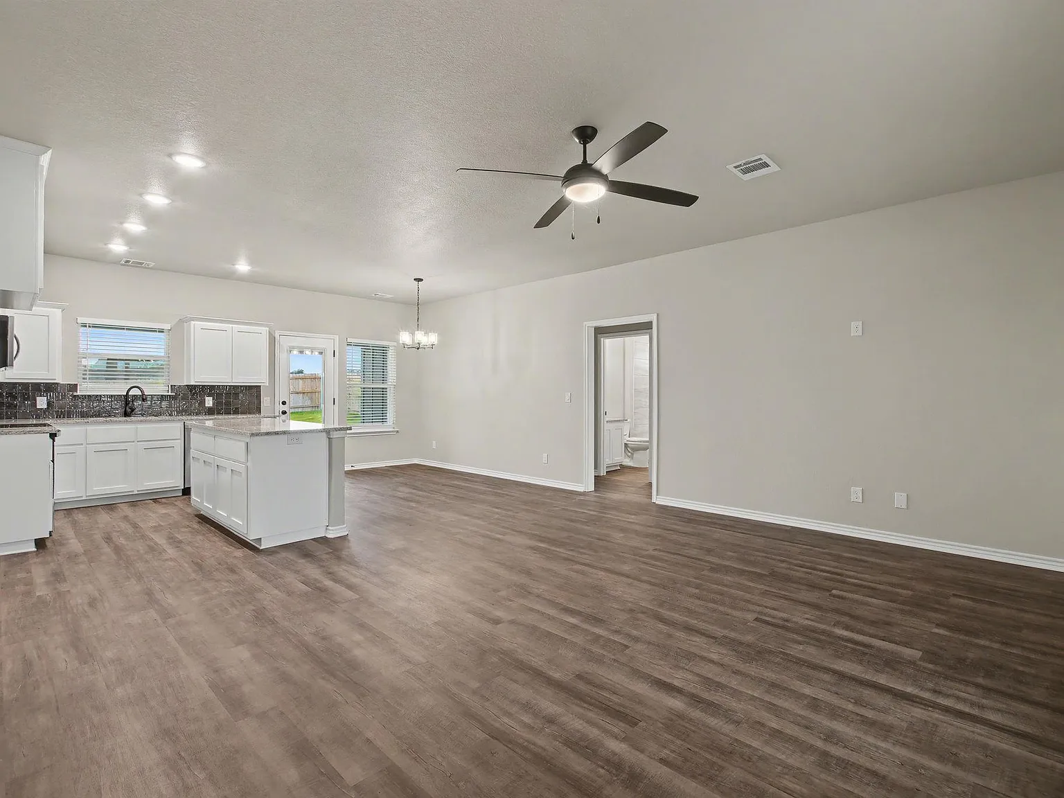 3 bed, 2.0 bath, 1398 sqft, $2,200 — Photo 3
