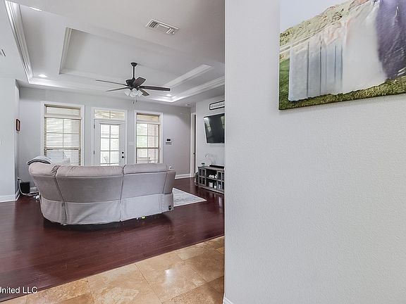 3rd image of 10529 Roundhill Dr