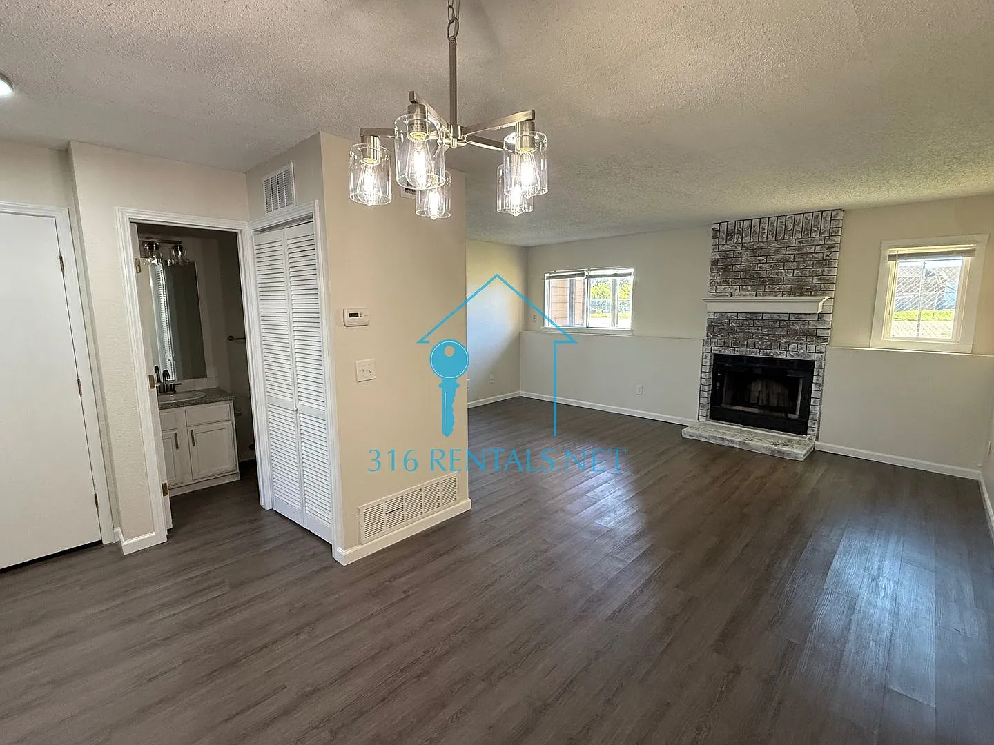 $995 - 2 bed 1.5 bath Beautiful bi-level apartment — Photo 2