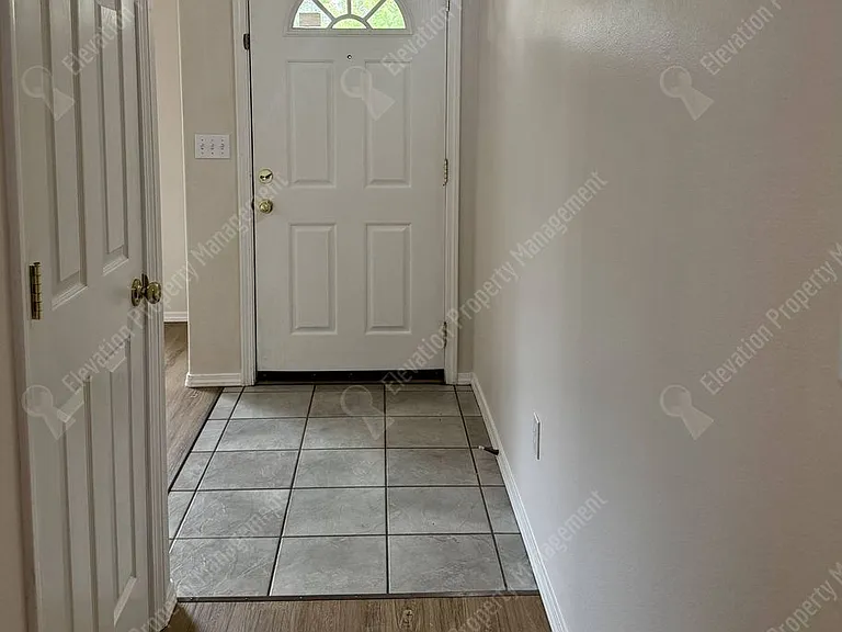 1299 NE Glacier Ridge Rd — Photo 2