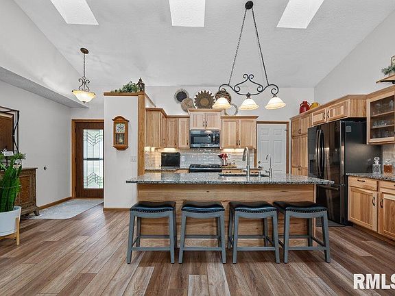 3rd image of 4256 Woodfield Dr