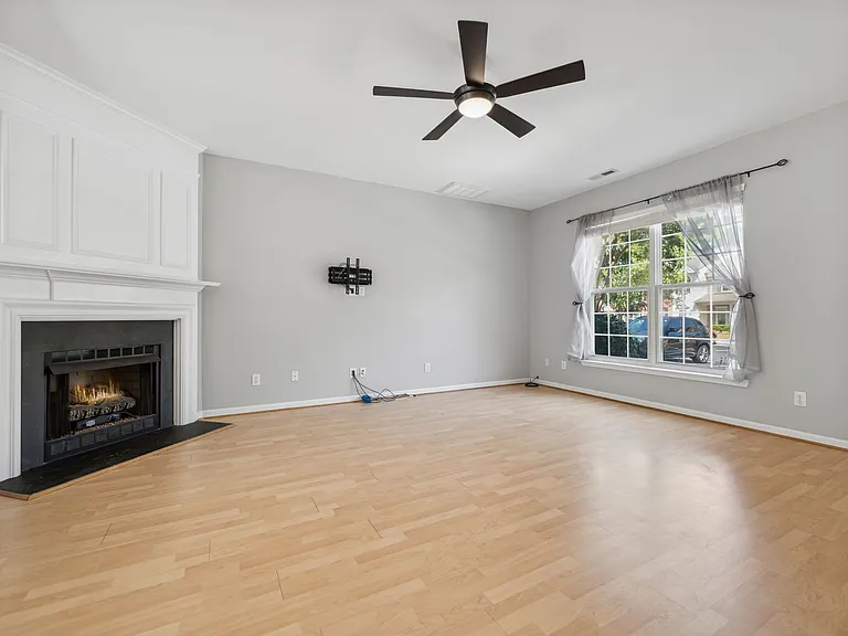 306 Canyon Lake Cir — Photo 3