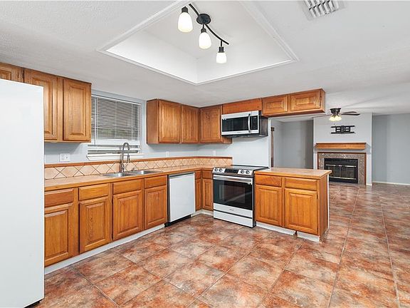 4th image of 1712 Oaks Rd