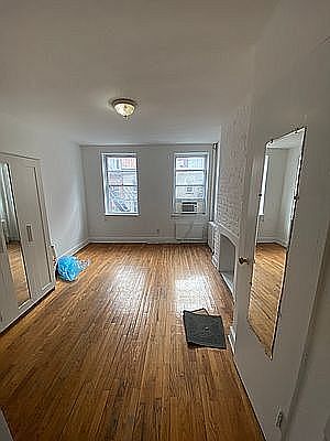 4th image of 141 E 13th St APT 4