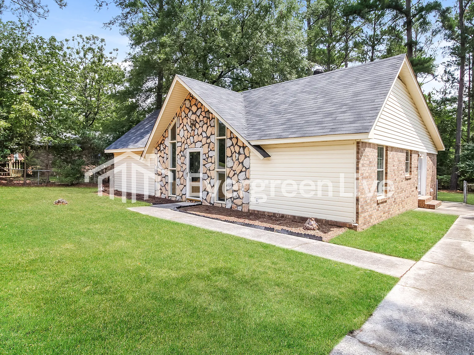 3 bed, 2.0 bath, 1800 sqft, $1,645 — Photo 2