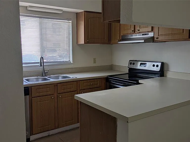 4401 S Semoran Blvd #9 — Photo 14