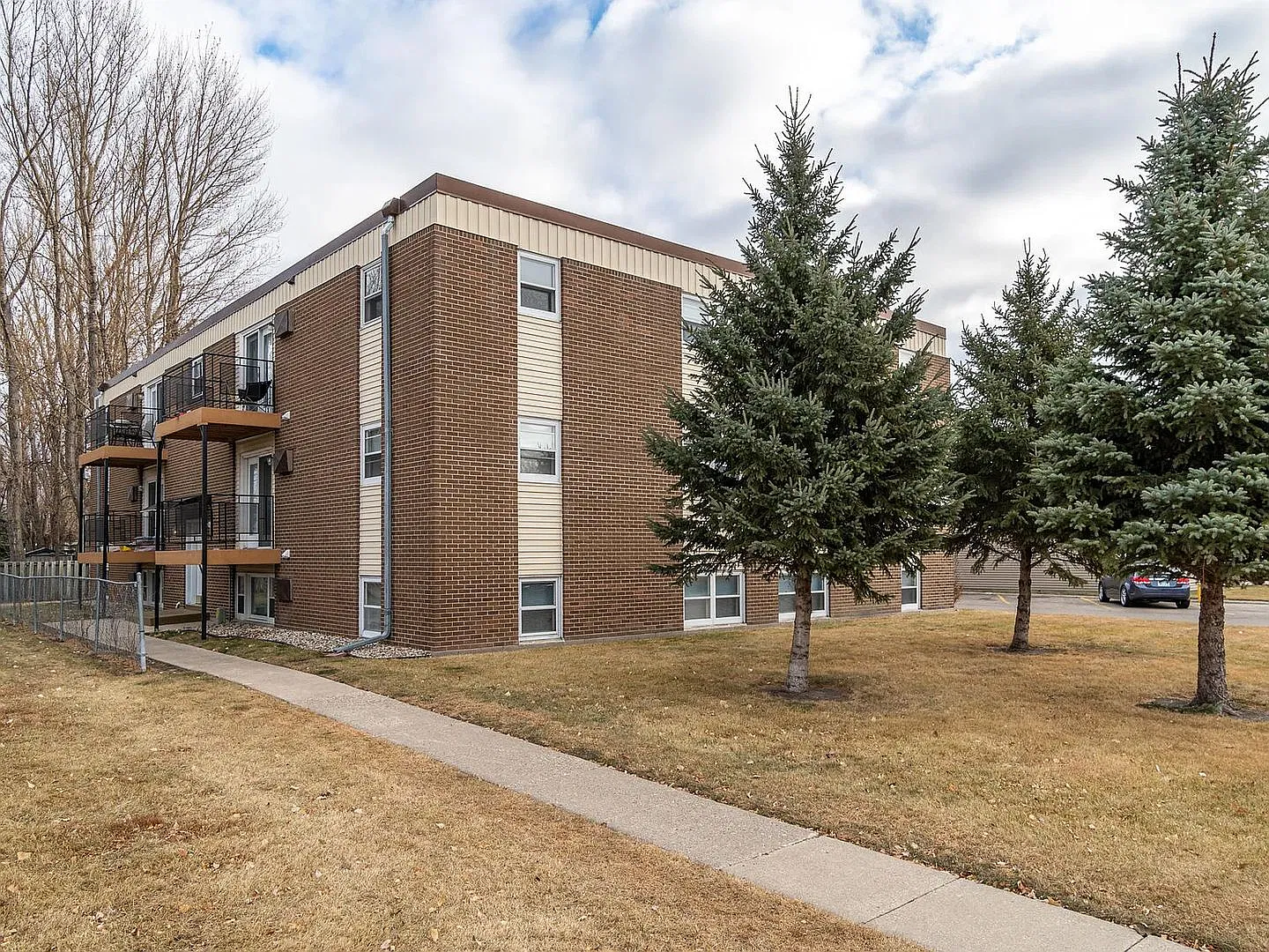 Evergreen Apartments — Photo 2