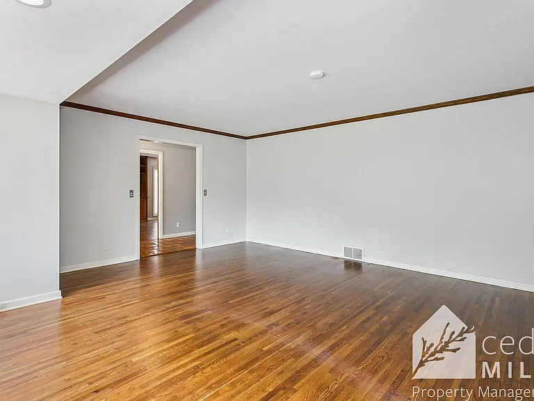 125 S Oakwood St — Photo 5
