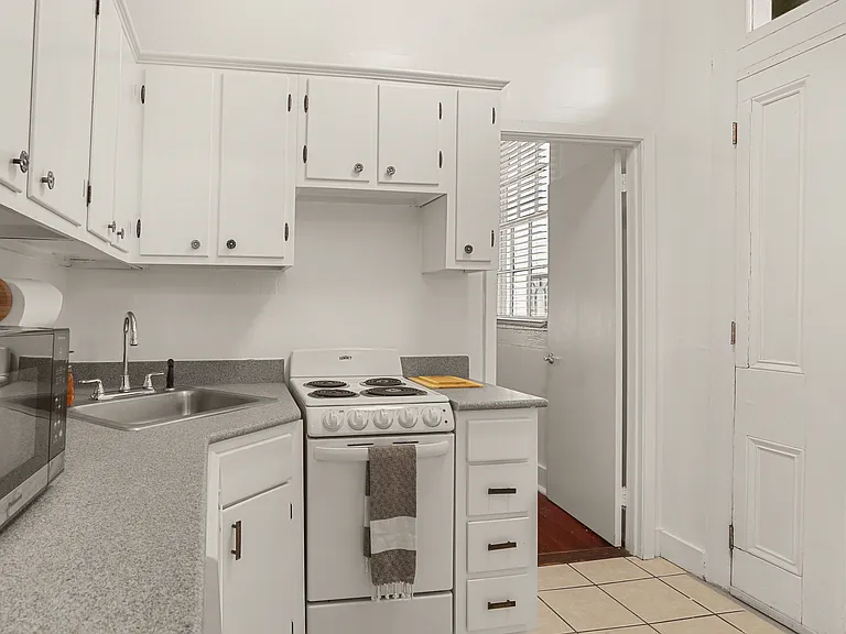1124 Jackson Ave #1 — Photo 2