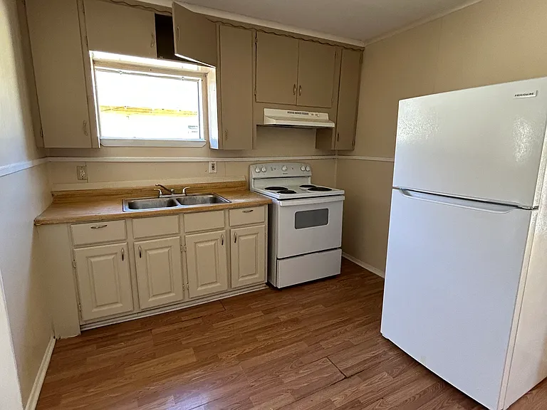906 E Lee Ave — Photo 5