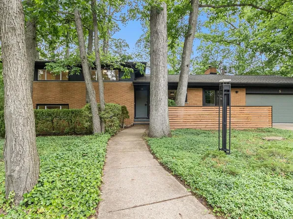 5 Buckingham Ct, Ann Arbor, MI 48104